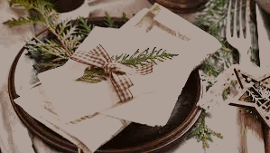 Opłatki na brązowym talerzu